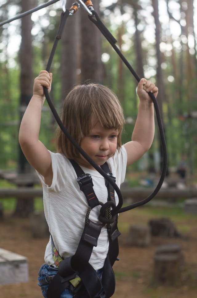 Bambini al parco avventura