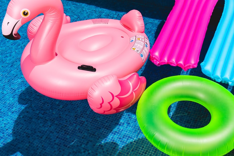 materassini gonfiabili fucsia e celeste, ciambella gonfiabile verde e fenicottero gonfiabile in una piscina.
festa per bambini in uno stabilimento balneare.