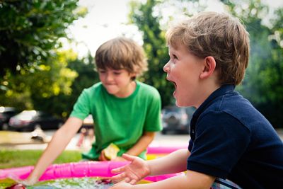 bambini che ridono al parco