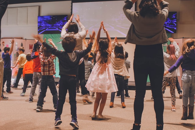 Bambini che ballano uno dei giochi musicali per bambini, baby dance di gruppo