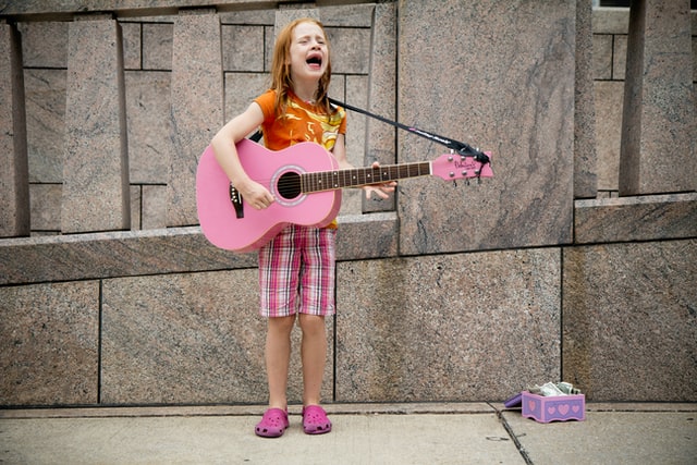 babmina che suona una chitarra rosa