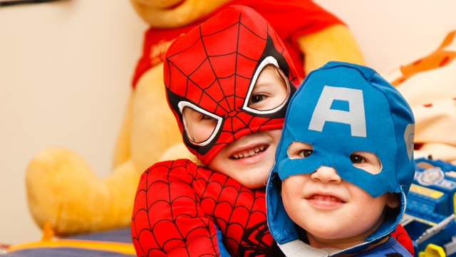 bambini vestiti da capitan america e spiderman