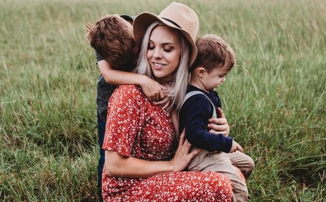 Bambini che abbracciano la mamma